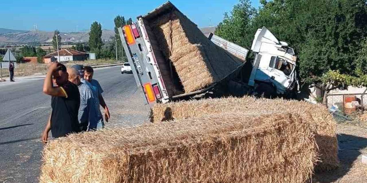 Dolmuş Beklerken Üzerine Saman Balyası Düşen Kadın Hayatını Kaybetti