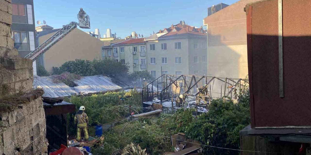 Beyoğlu’nda Serada Çıkan Yangın Paniğe Neden Oldu