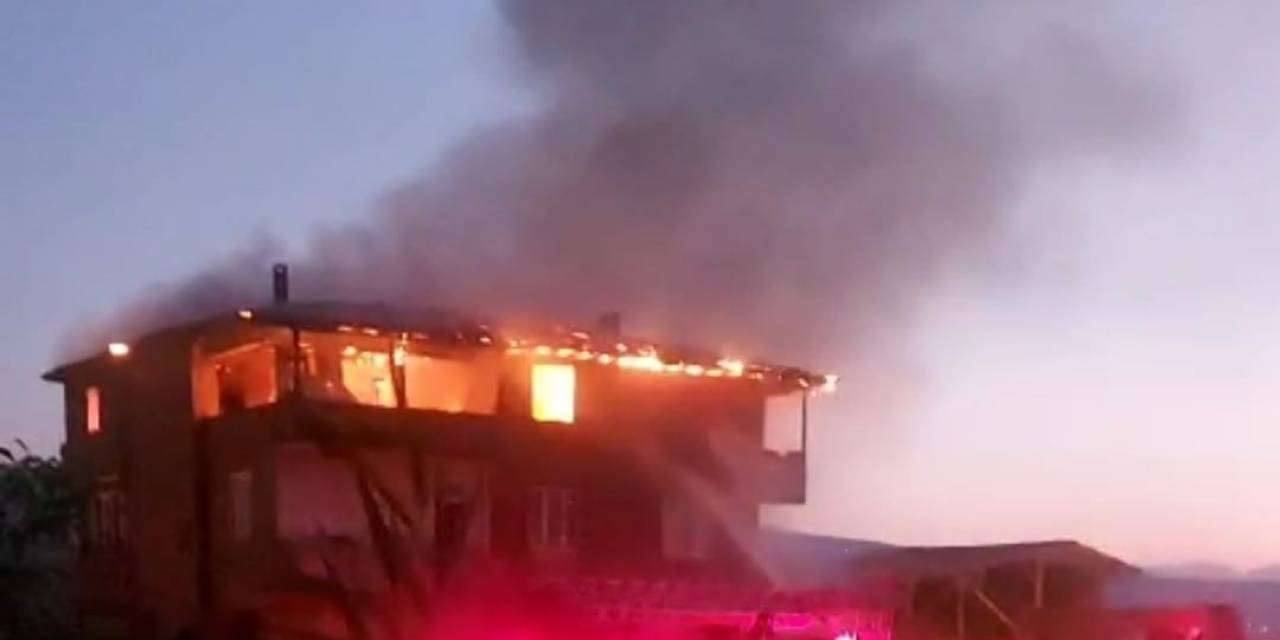 Tokat’ta 3 Katlı Ev Alevlere Teslim Oldu