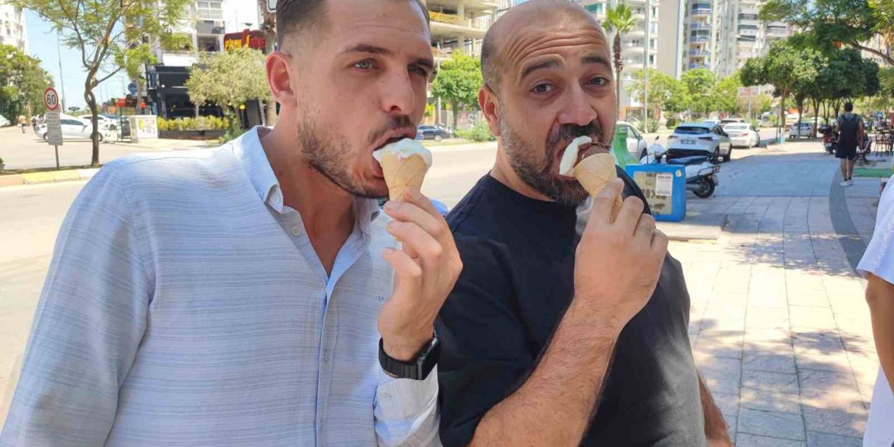 Hissedilen Sıcaklık 50 Derece Olunca Kırmızı Işıkta Dondurma Dağıtıldı