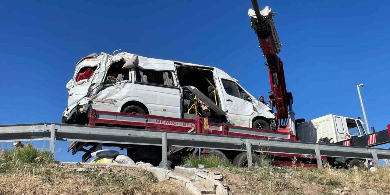 Tarım İşçilerini Taşıyan Minibüs Devrildi: 24 Yaralı