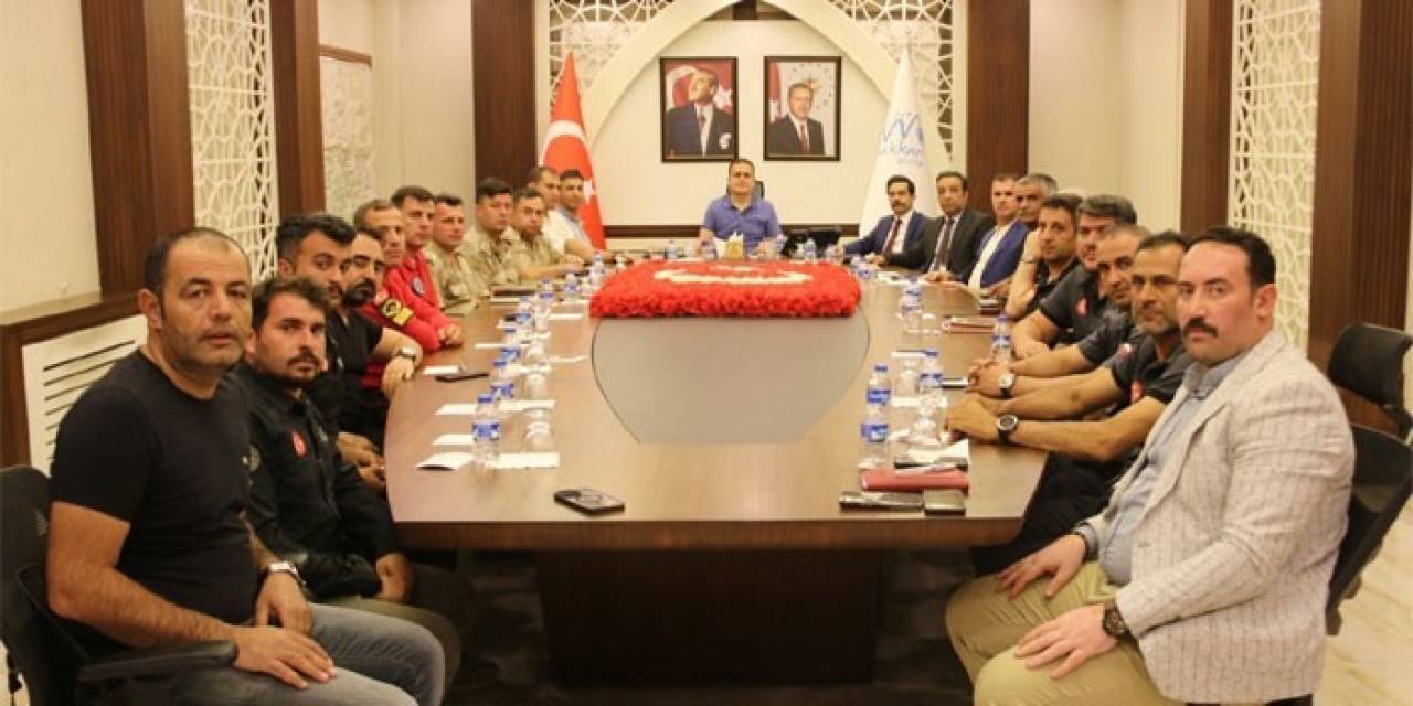 Buzulların Altında Kalan 2 Kişiyi Arama Çalışmaları Devam Ediyor