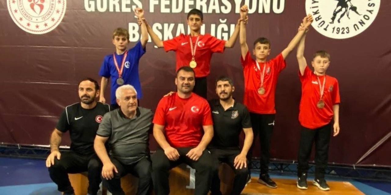 Erzurumlu Güreşçiler Madalyalarla Döndü