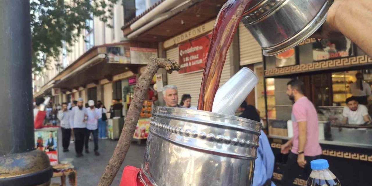 Diyarbakır’da Kavurucu Sıcakların Serinleten İçeceği ’meyan’ Şerbeti