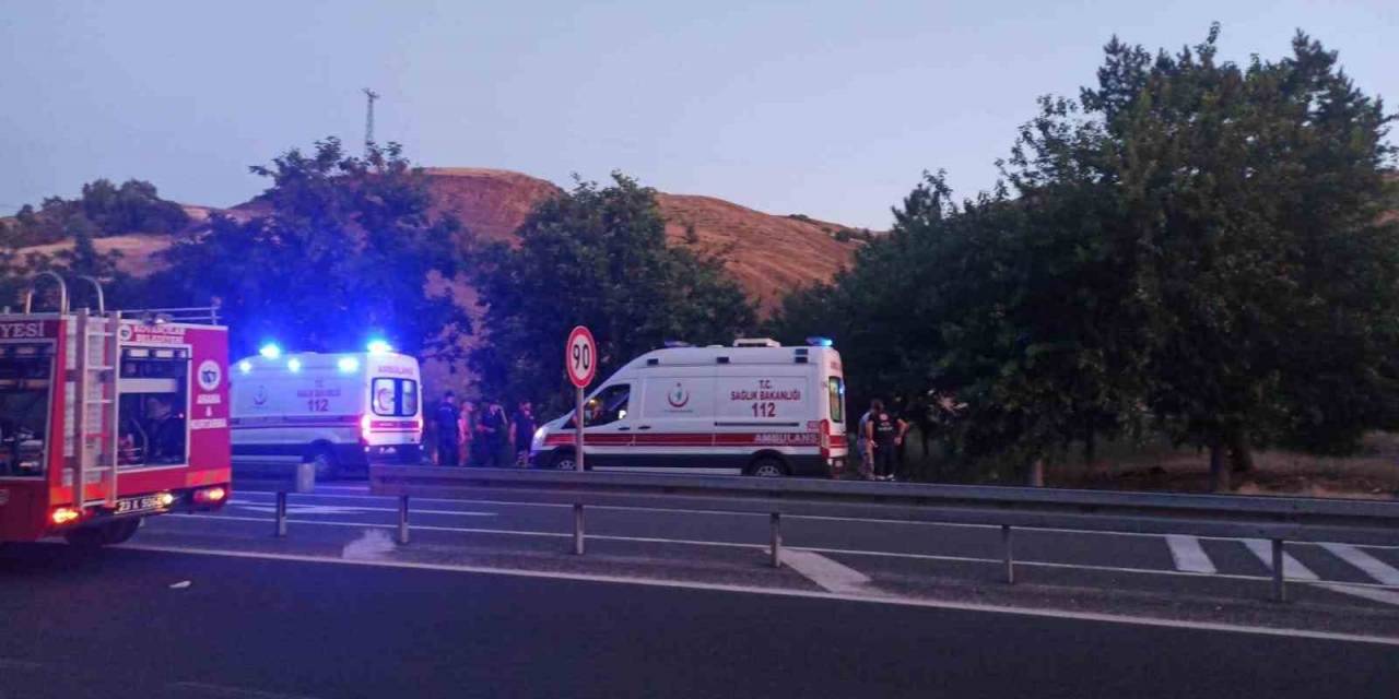 Elazığ’da Otomobil Şarampole Uçtu: 4  Yaralı