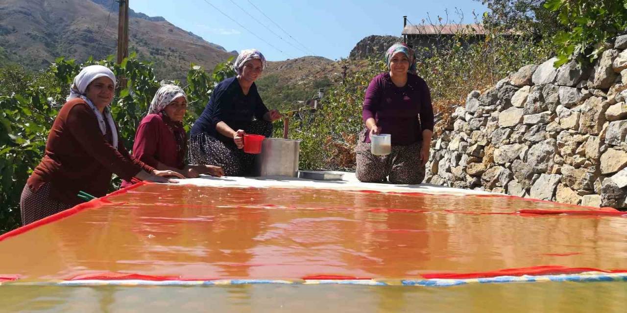 Dutun Önemli Geçim Kaynağı Olduğu Kemaliye’de Kadınların Zorlu Pestil Ve Pekmez Yapımı İmece Usulü İle Eğlenceli Hale Geliyor