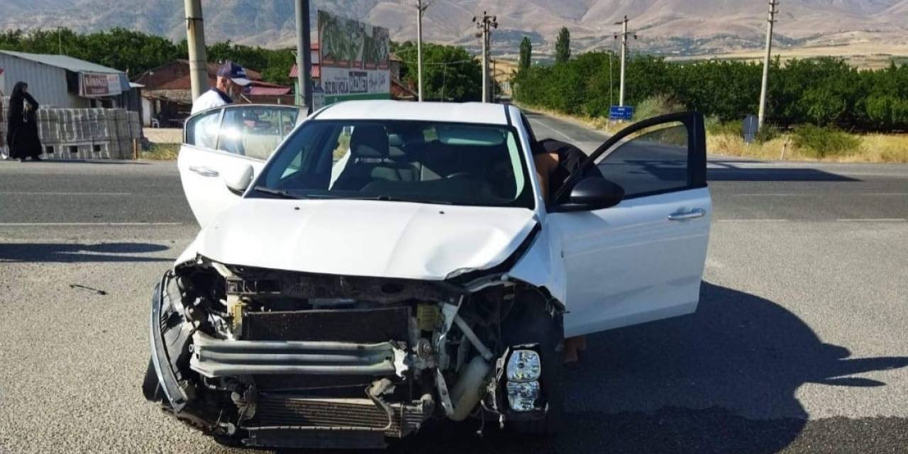 İki Otomobil Çarpıştı: 1 Yaralı