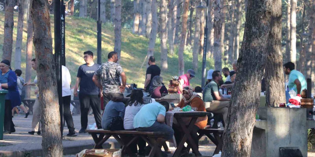 Sıcaktan Bunalan Vatandaşlar Mesire Alanlarına Akın Etti