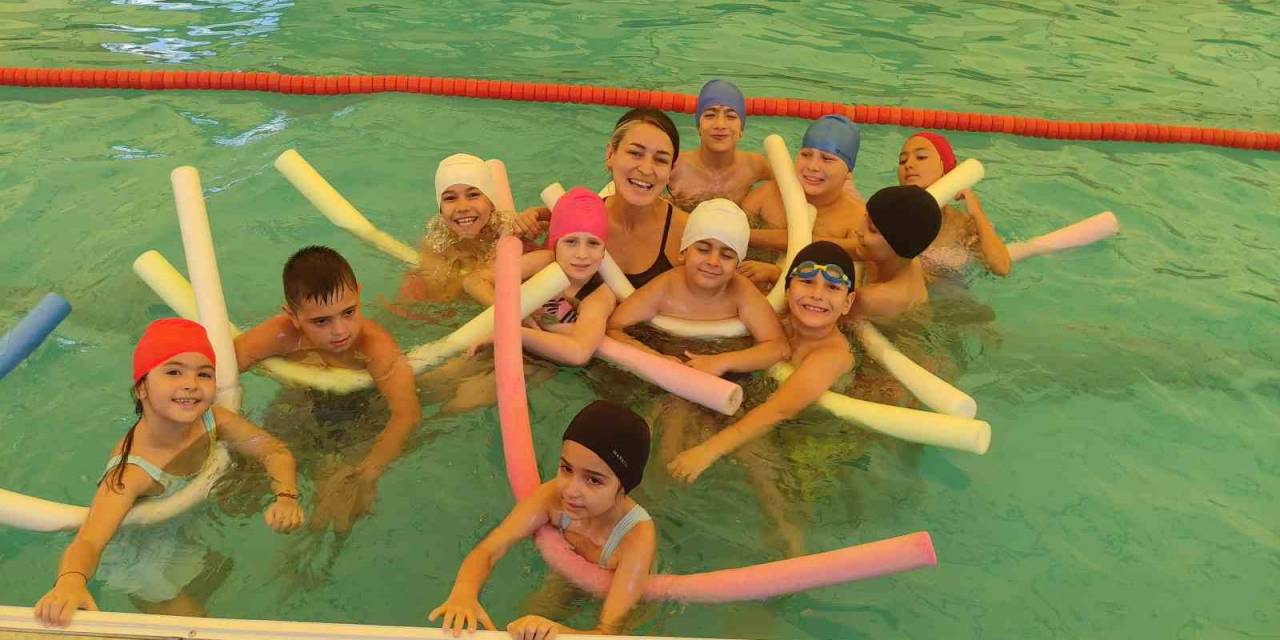 Minikler Portatif Yüzme Havuzunda Yüzme Öğreniyor