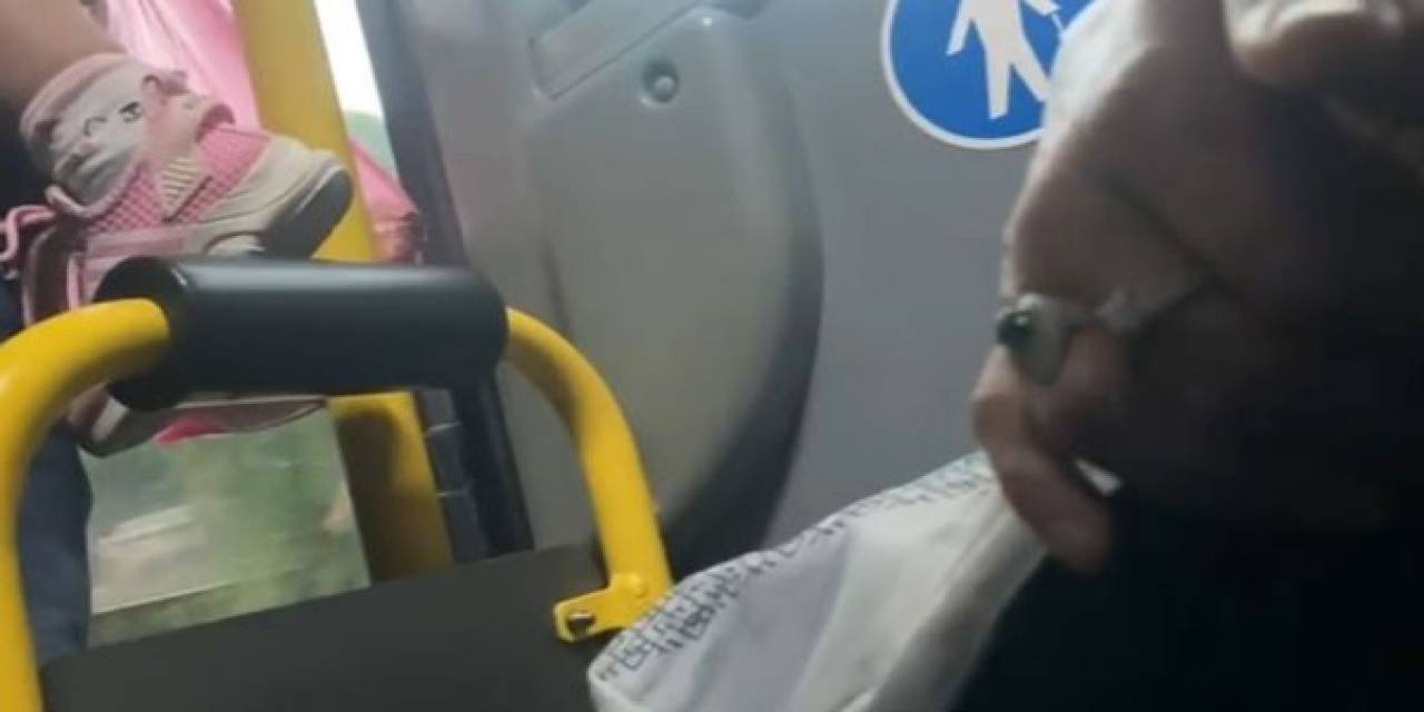 Otobüsteki Tesettürlü Kıza Hakaret Eden Kadına Yolculardan Tokat Gibi Cevap