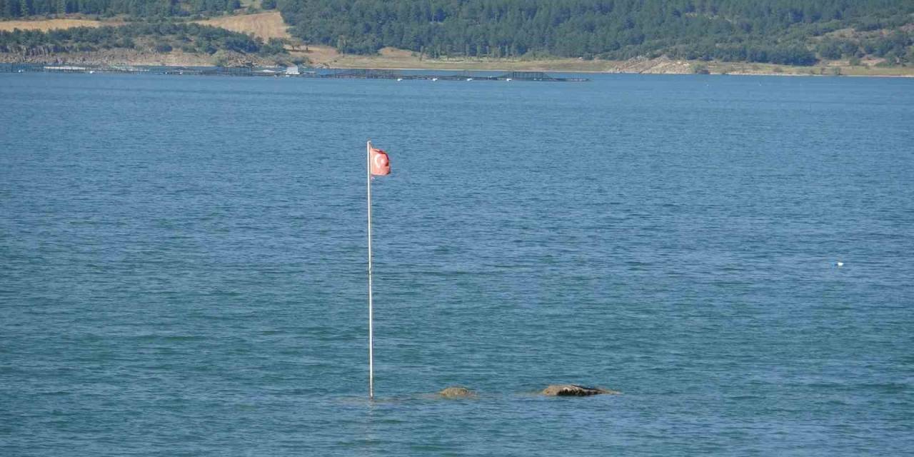 2 Yıl Önce Yürünebilen Yerde Şimdi Balık Avlanıyor