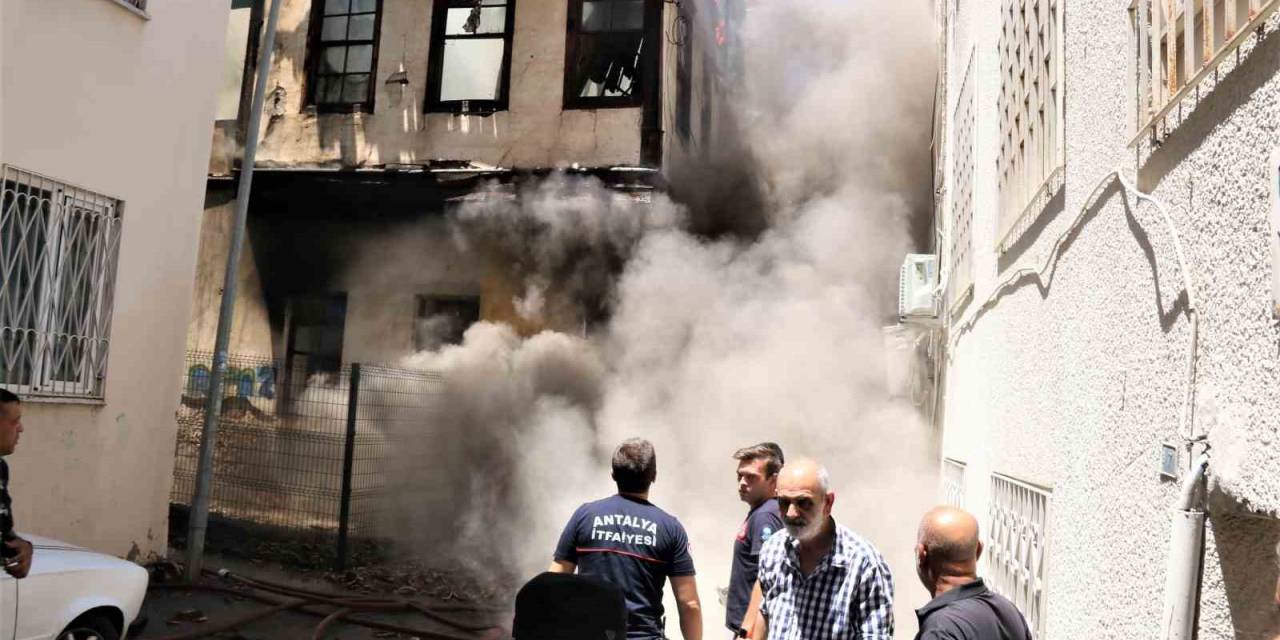 İtfaiye Erlerinin Söndürürken Ölümden Döndüğü Metruk Bina Yangını Muhtarı Da İsyan Ettirdi