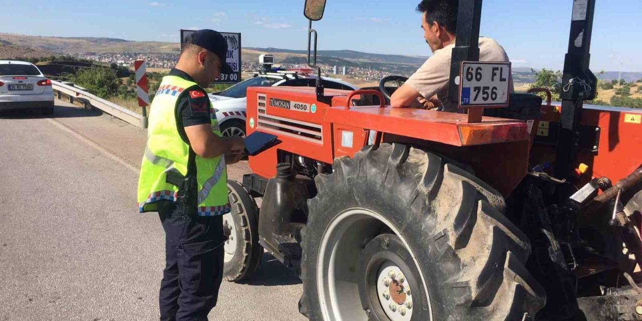 Jandarma Trafik Timleri Hız Konusunda Sürücüleri Uyardı
