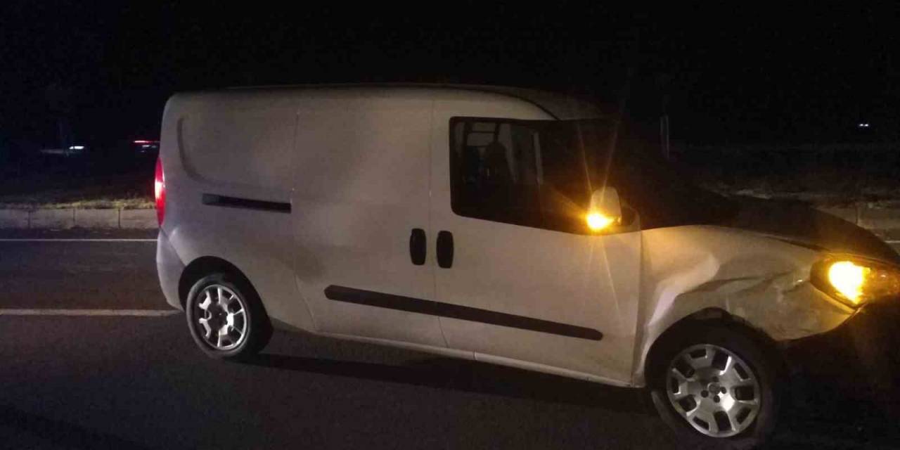 Hafif Ticari Araç İle Otomobilin Çarpıştığı Kazada 2 Kişi Yaralandı