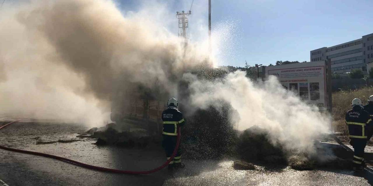 Bilecik’te Saman Yüklü Kamyon Alev Aldı