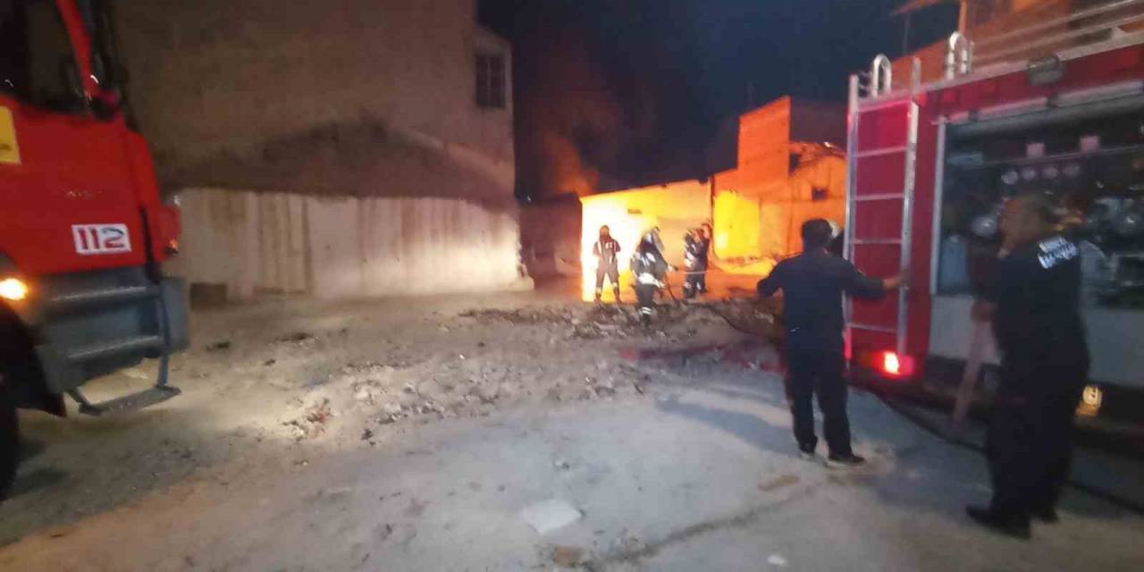 Kağıt Toplanan Depoda Çıkan Yangın İş Yerlerine Sıçramadan Söndürüldü