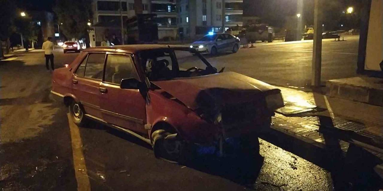 Kontrolden Çıkan Otomobil Zabıta Kulübesine Daldı: 4 Yaralı