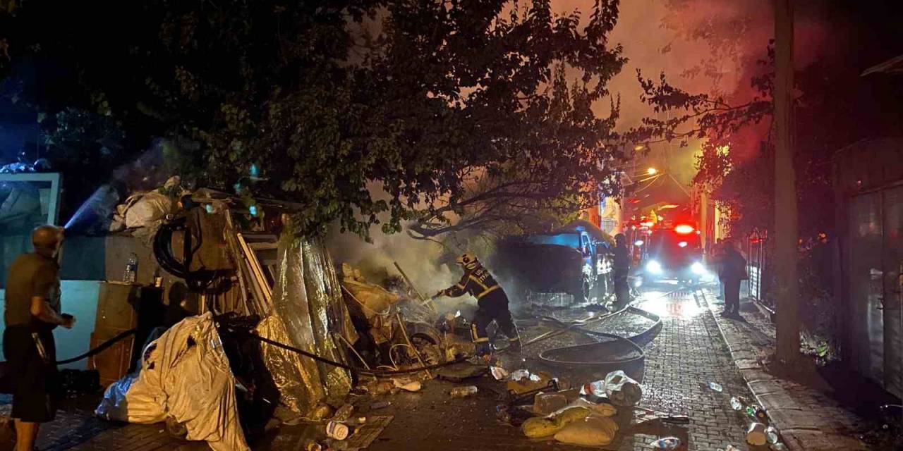 Uşak’ta Hurda Bulunan Bahçede Yangın