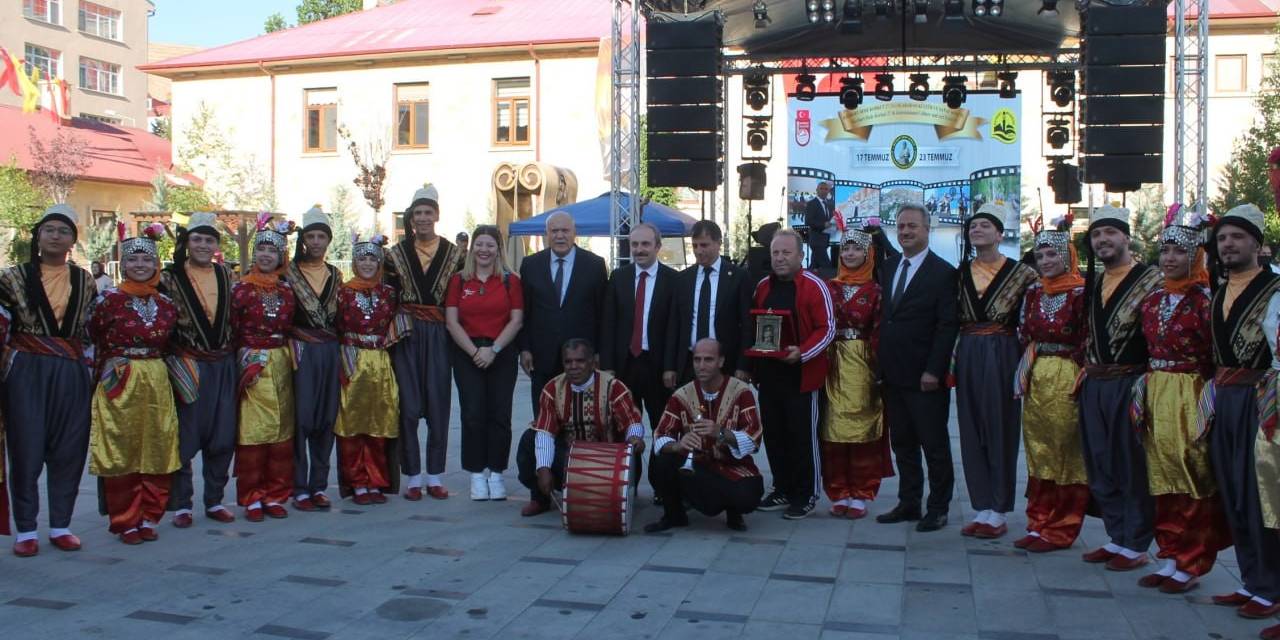 Renkli Görüntülere Sahne Olan Dede Korkut Coşkusu Meydanlara Taştı