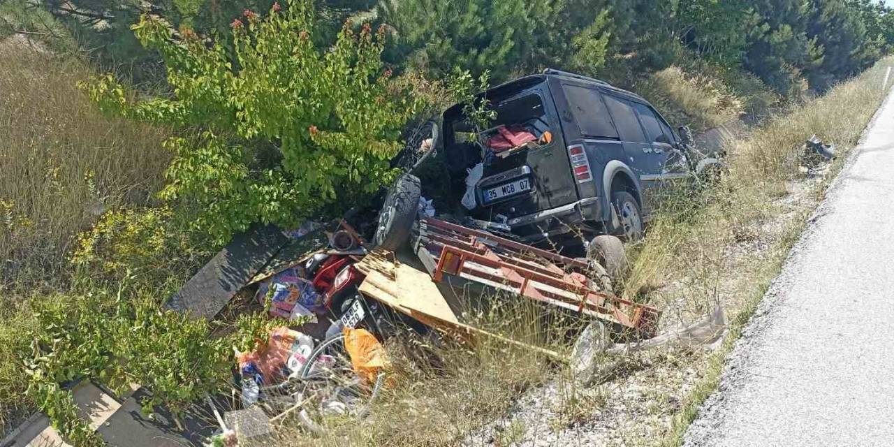 Römork Bağlı Ticari Araç Şarampole Girdi, 2 Kişi Yaralandı