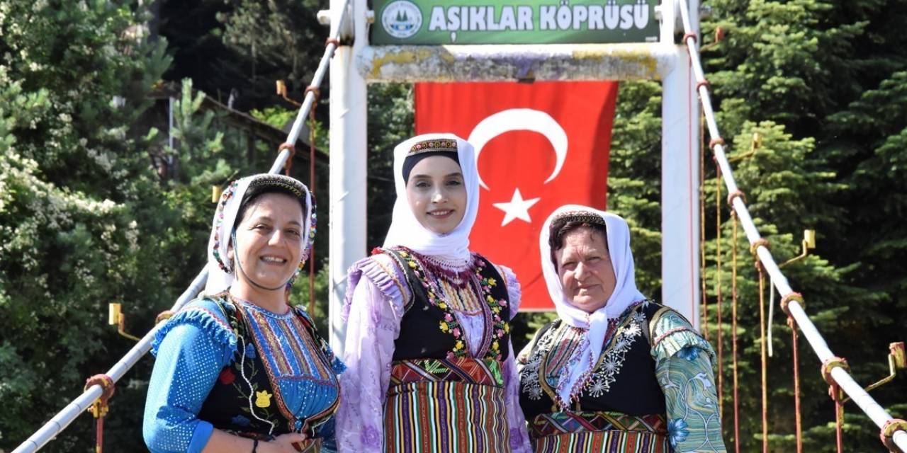 Kaymakam İlçenin Tanıtımı İçin 600 Yıllık Yöresel Kıyafet Giydi, Kadınlarla Fotoğraf Çektirdi