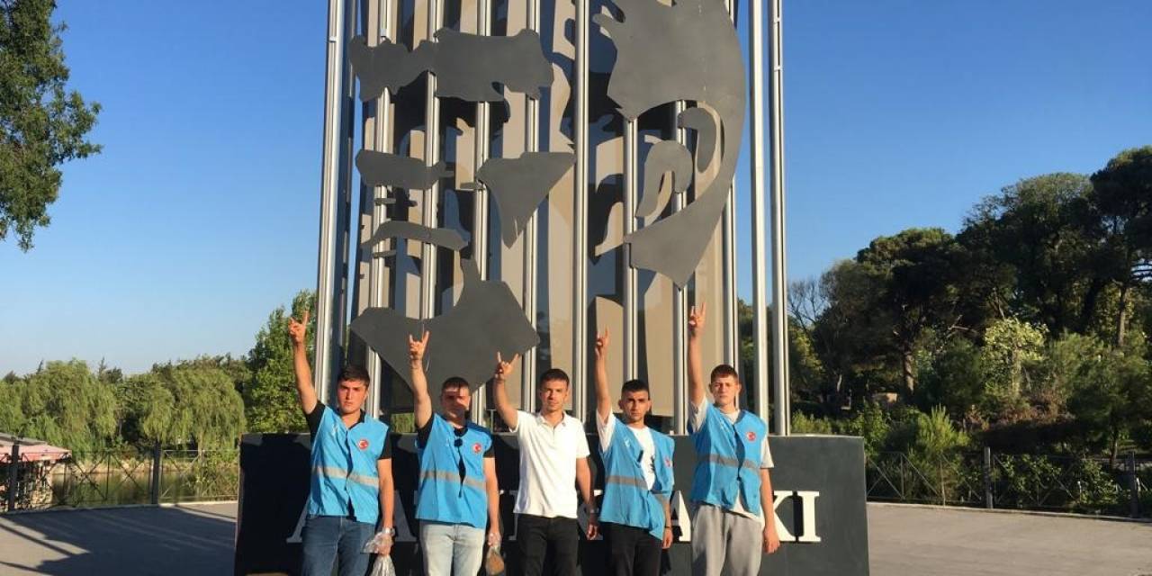 Balıkesirli Ülkücü Gençlerden Sokak Hayvanlarına Mama