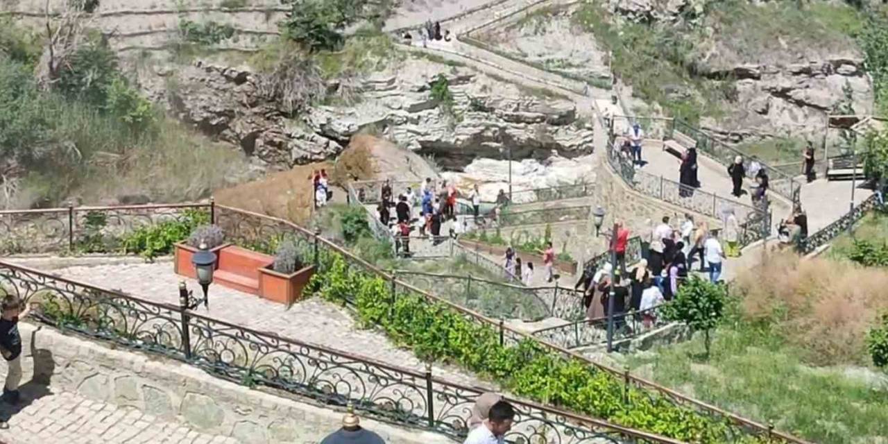 Türkiye’nin En Yüksek Şelalesine Turist Akını