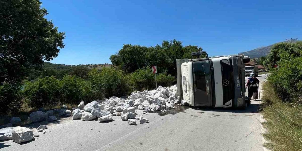 Gediz’de Taş Yüklü Kamyon Kaza Yaptı, 1 Yaralı