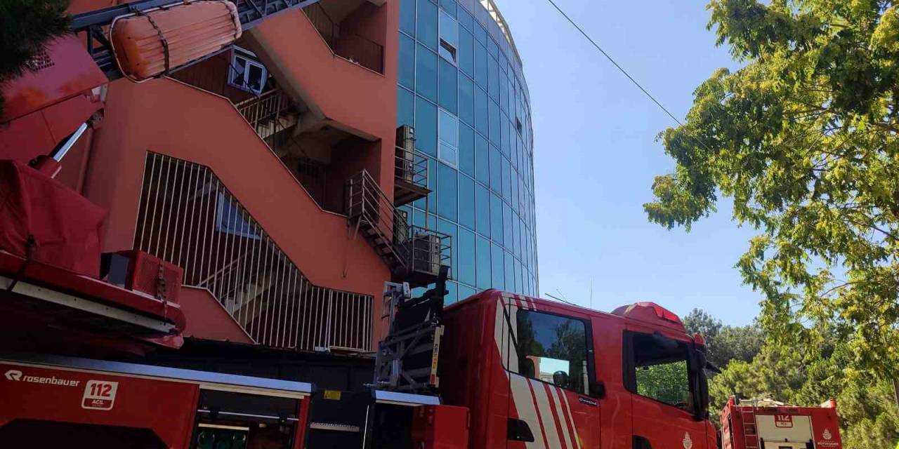 Bakırköy Sadi Konuk Eğitim Ve Araştırma Hastanesi’nde Korkutan Yangın