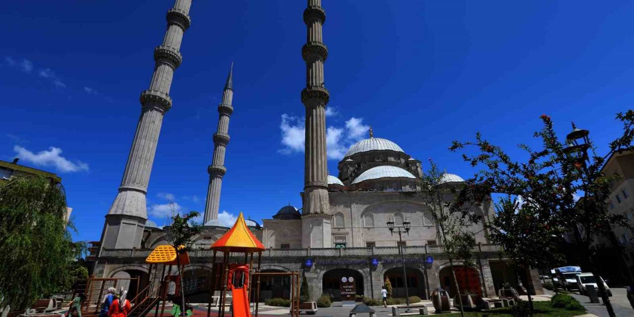 Ulu Cami Kütüphanesi Dolup Taşıyor