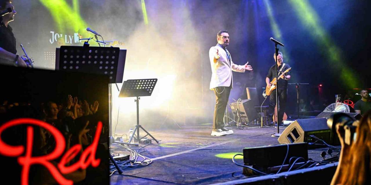 ‘dolu Dolu Yaz Konserleri’nde Yaşar Sahne Aldı