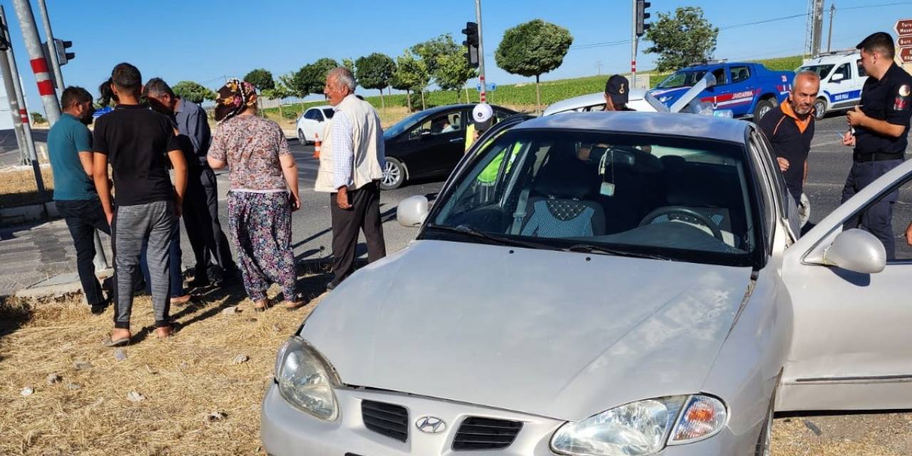İki Otomobil Çarpıştı: 2 Yaralı