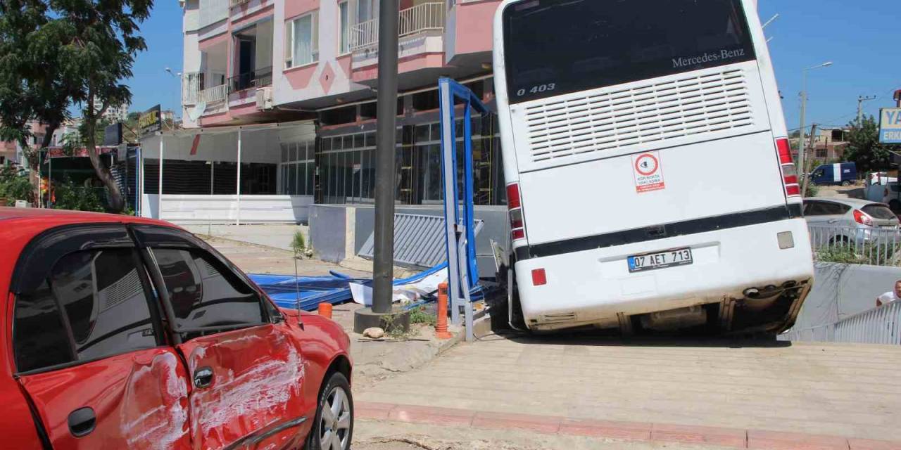 Freni Boşalan Otobüs, Otomobile Çarpıp Markete Girdi