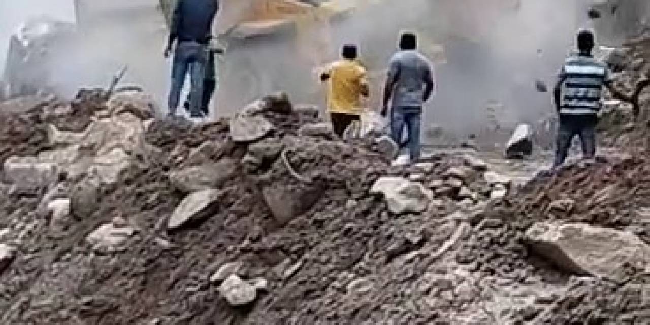 Hindistan’daki Toprak Kaymasında Sürücü Son Anda Kurtuldu
