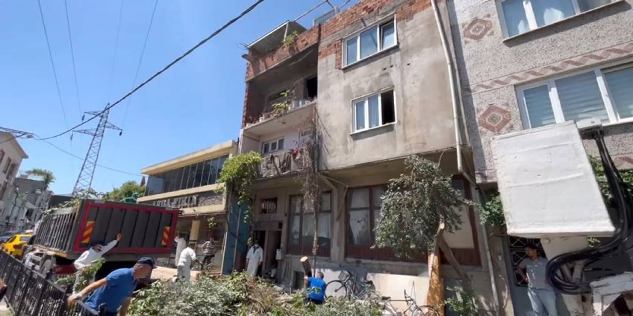 3 Katlı Binadan Kamyon Kamyon Çöp Çıktı