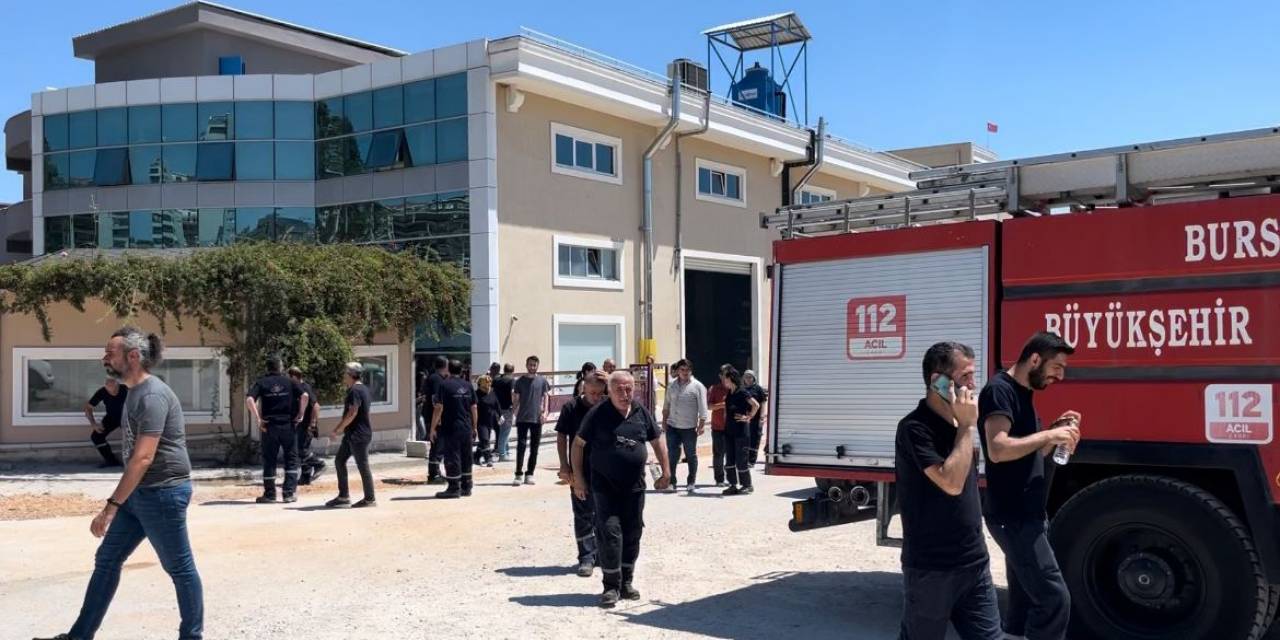 Bursa’da Korkutan Fabrika Yangını: 3 İşçi Dumandan Etkilendi