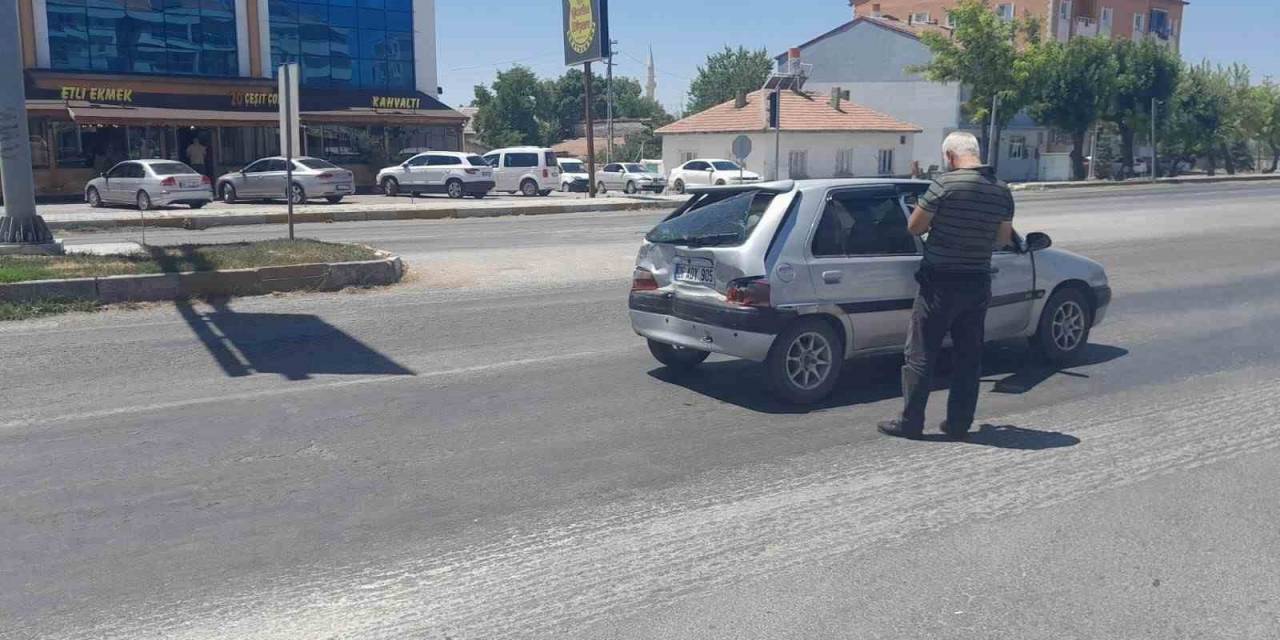 Tır Kırmızı Işıkta Bekleyen Otomobile Çarptı: 3 Yaralı
