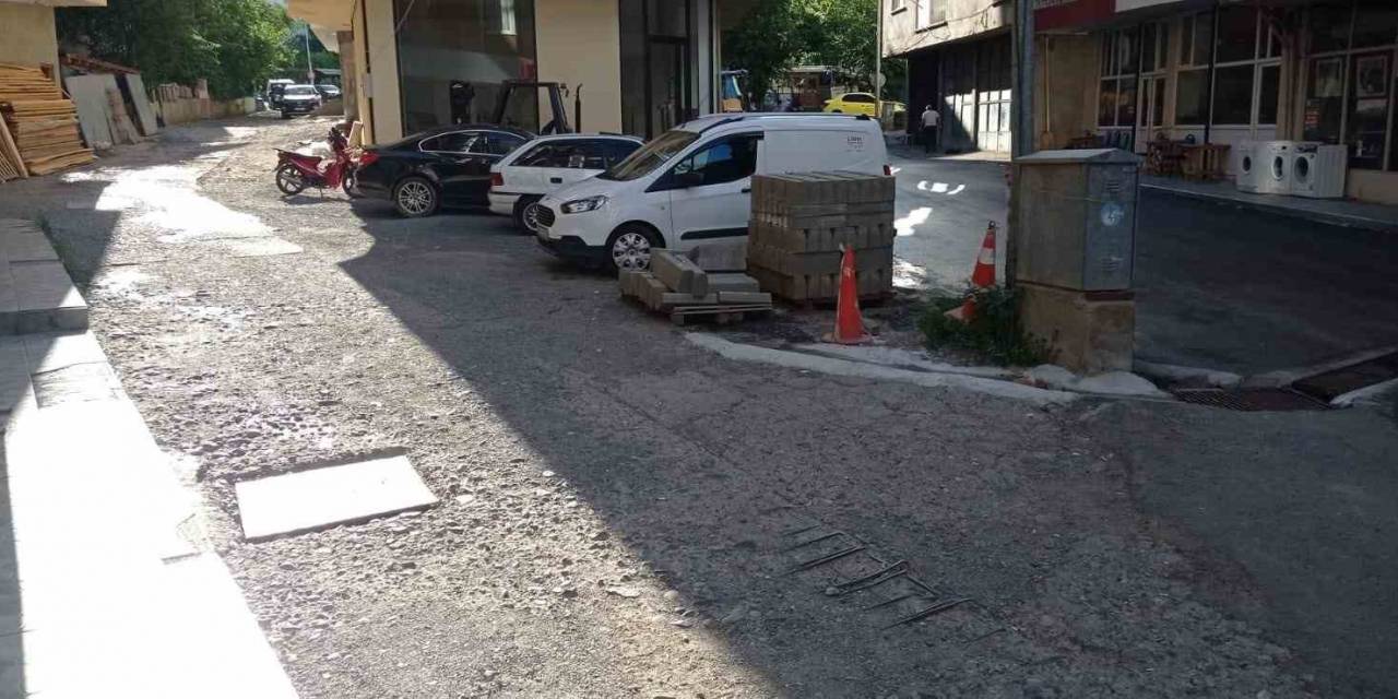 İspir’de Yollar Köstebek Yuvasına Döndü