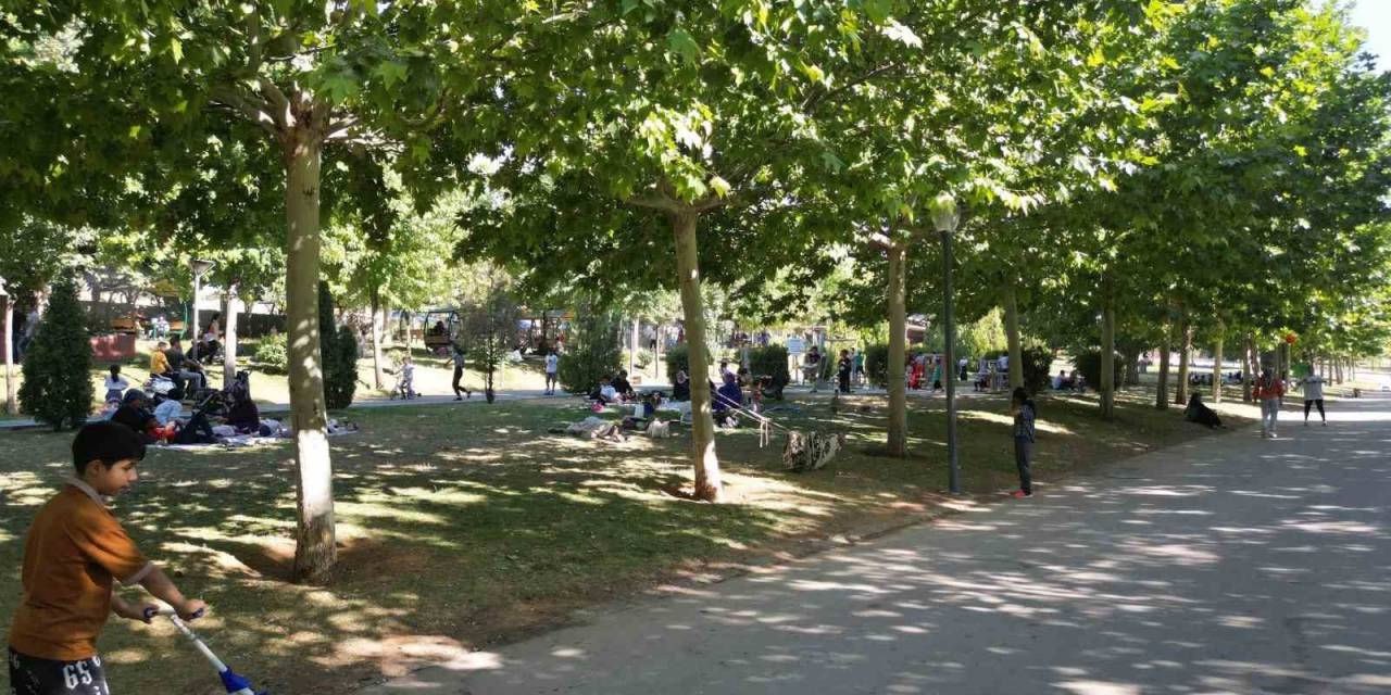Sıcaktan Bunalanlar Parklarda Serinliyor