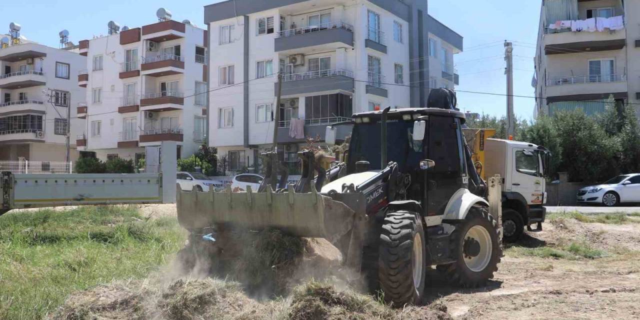 Toroslar’da Boş Arsalar Temizleniyor