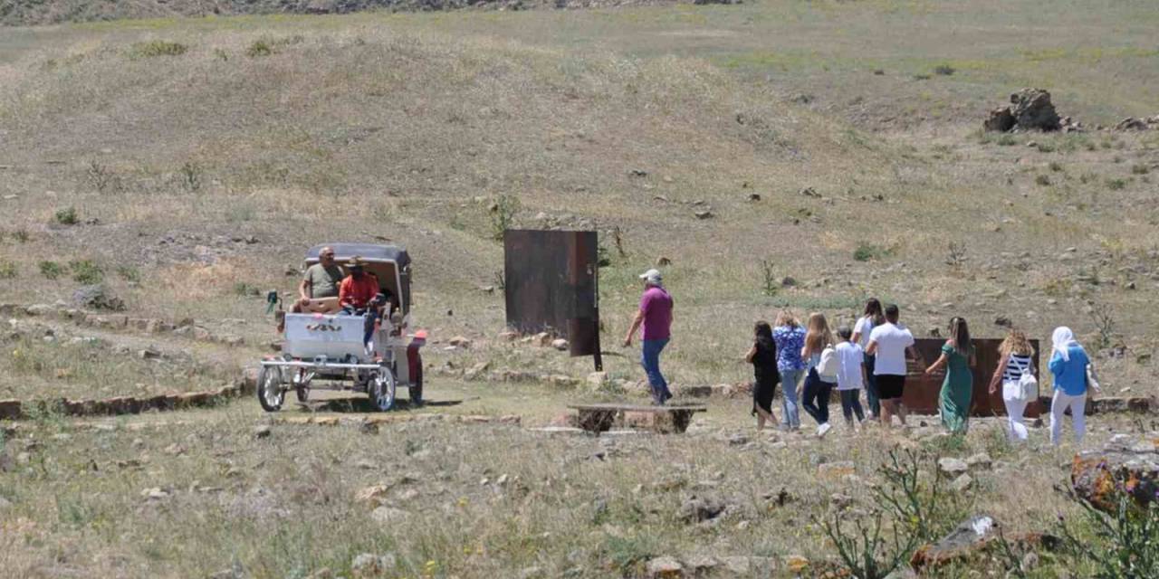 Ani’yi Turistler Elektrikli Faytonla Geziyor