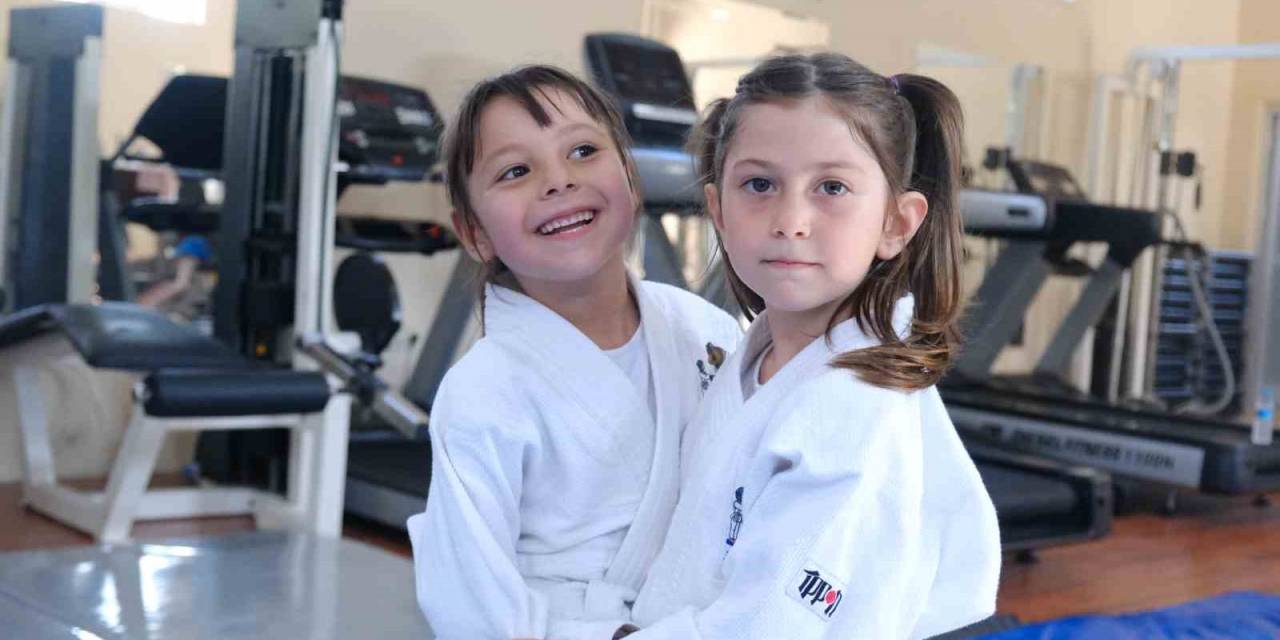 Tekkeköy’de Yazın Neşesi Spor Okullarında Yaşanıyor