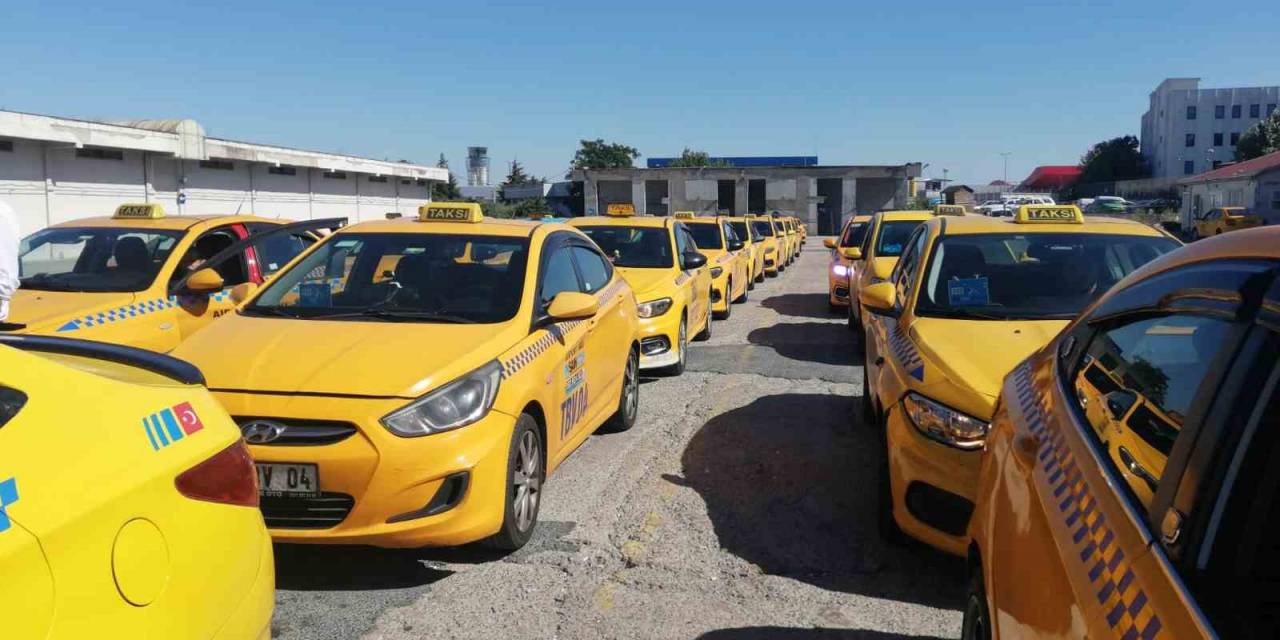 Sabiha Gökçen Havalimanı’ndaki Tepki Çeken “taksi Kuyruğu” Görüntülerine Taksicilerden Açıklama