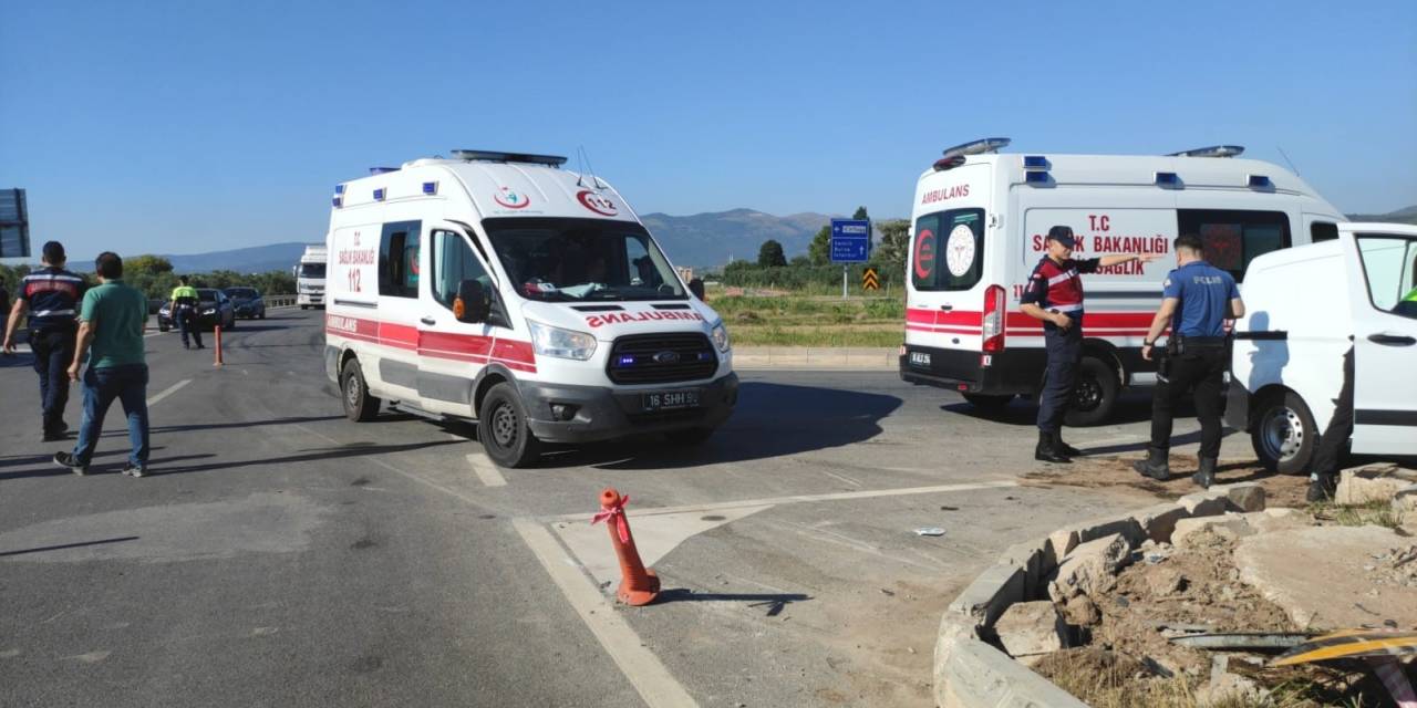 Yine Aynı Kavşak, Yine Kaza: Vatandaşlar Yardım Bekliyor
