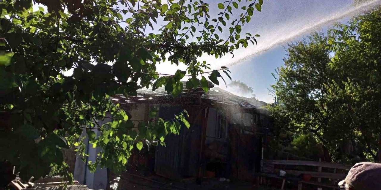 Sungurlu’da Çıkan Yangında 4 Ev Kül Oldu