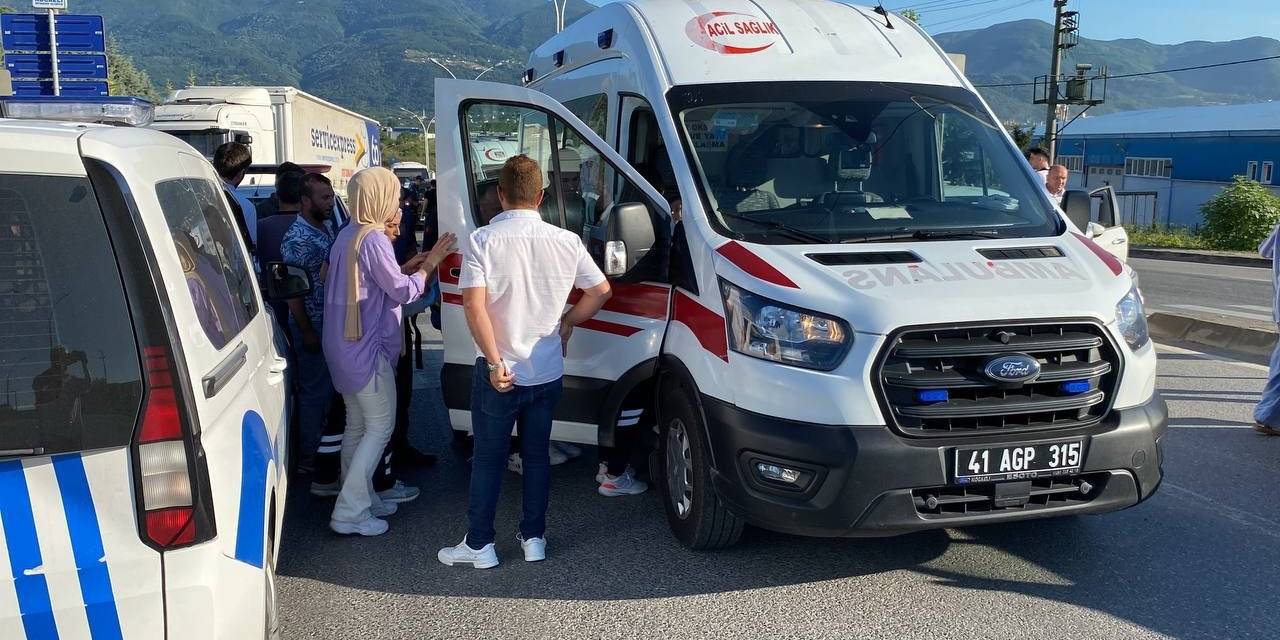 Kocaeli’de Motosiklet İle Otomobil Çarpıştı: 3 Yaralı