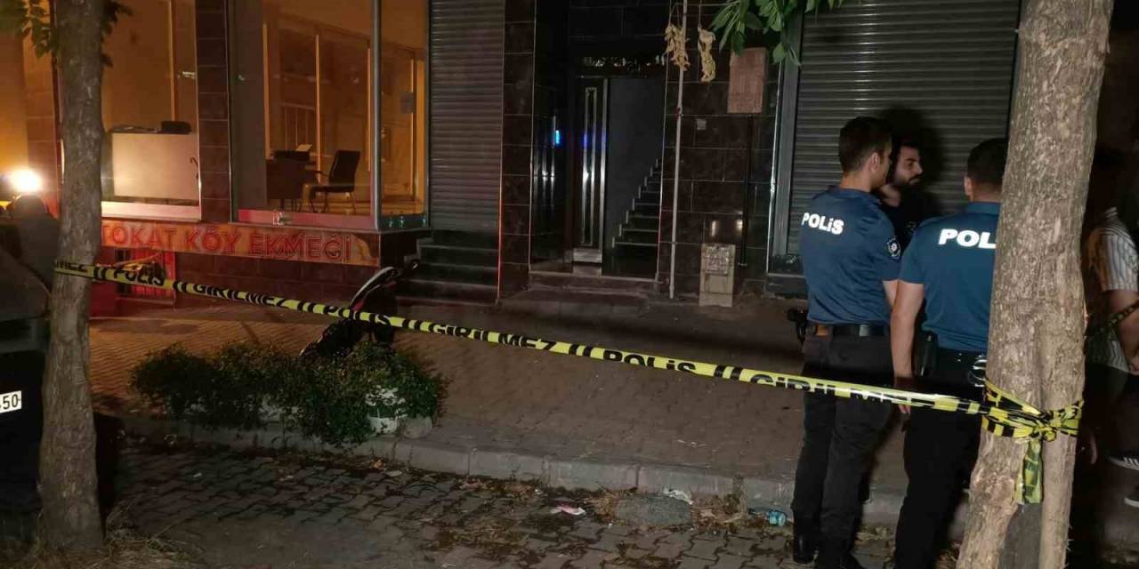 Esenyurt’ta Bir Baba, Gelinine Bıçak Çektiği Gerekçesiyle Oğlunu Bıçaklayarak Öldürdü