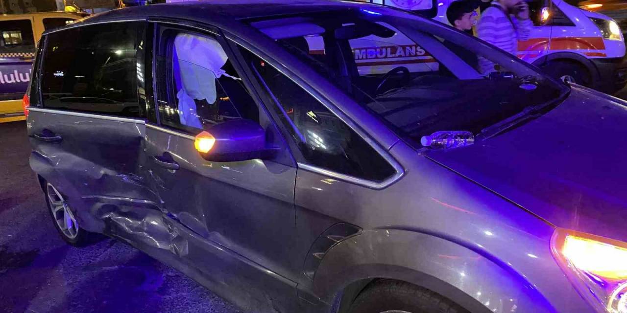 Cevizlibağ E5’te 2 Araç Çarpıştı: 4 Yaralı