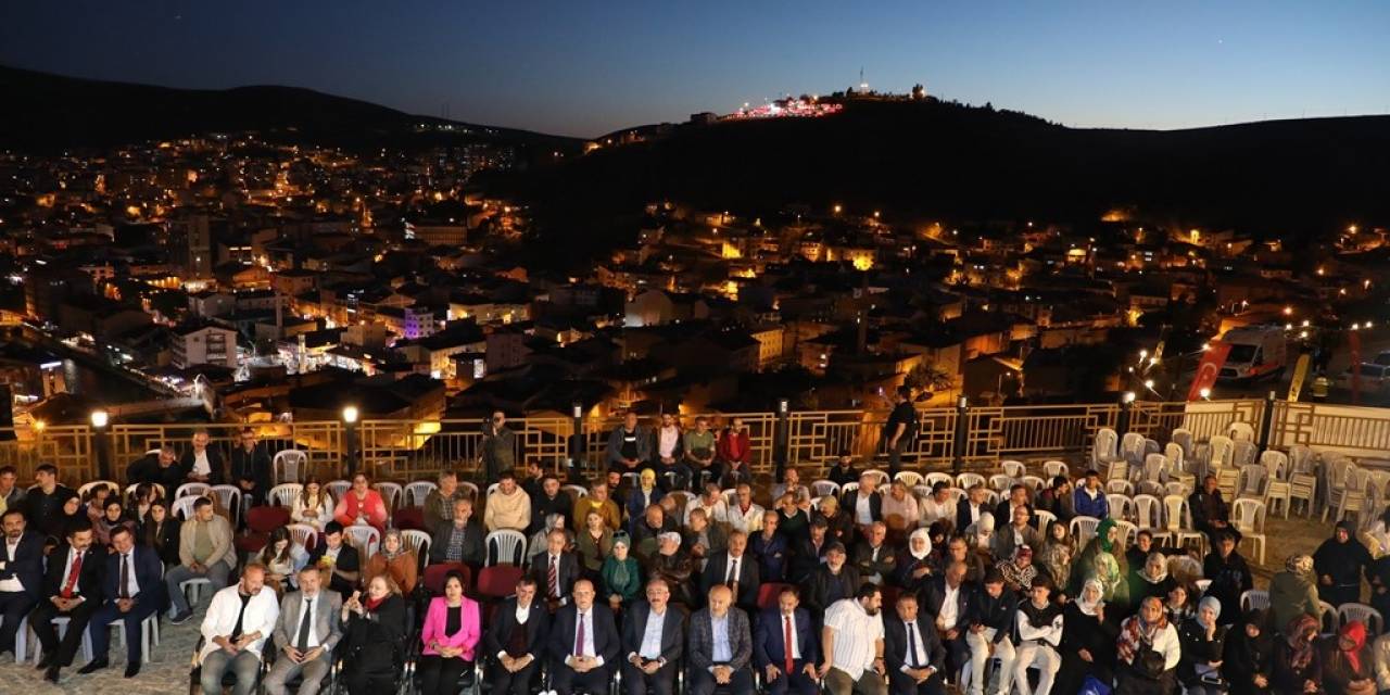 Bayburt Kalesi’nin Tarihi Atmosferinde Şair Zihni Şiir Gecesi