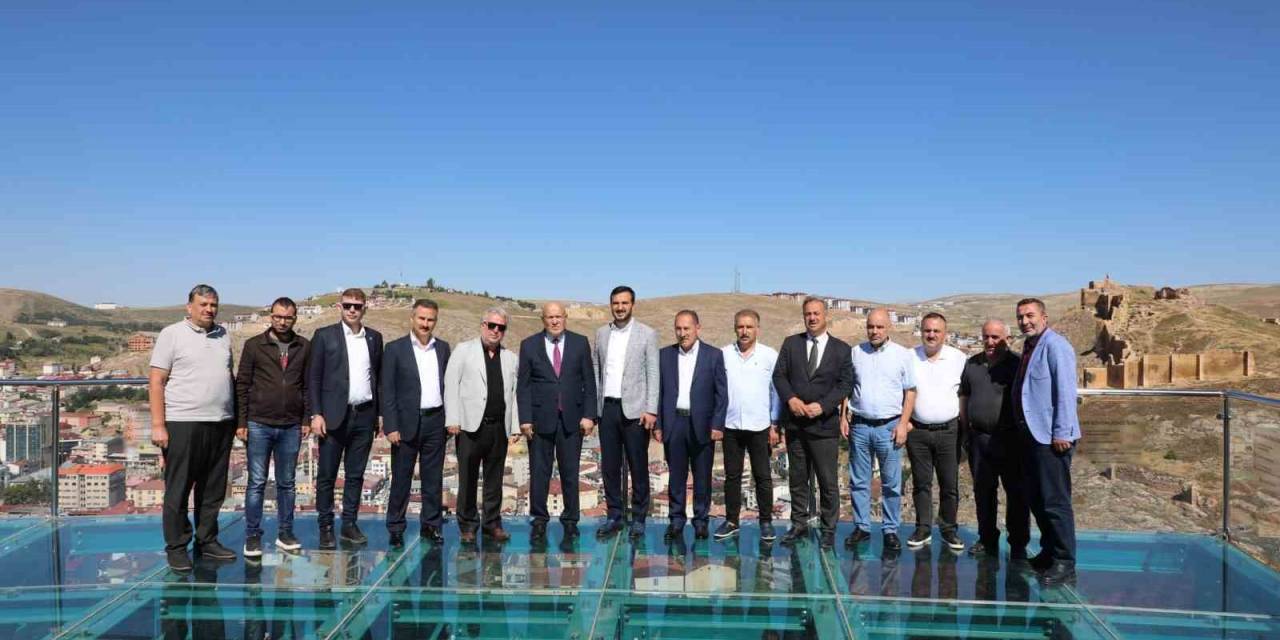 Başkan Pekmezci Misafirlerini Seyir Terasında Ağırladı